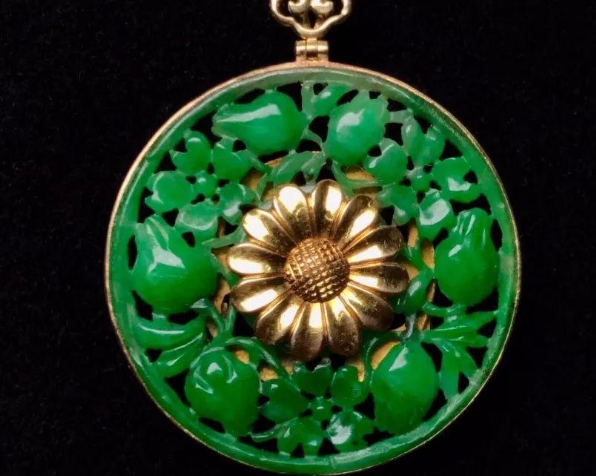 翡翠|不要再问翡翠可不可以佩戴着洗澡了，不同的价格，不同的答案