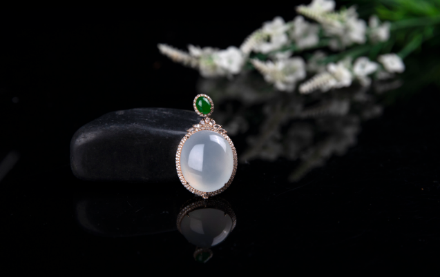 翡翠|小小的一颗蛋面,价值却非常昂贵,凭什么能够这么贵