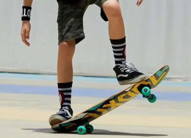 玩滑板真的超帅的！但是没人教怎么办？这套滑板入门送给你！