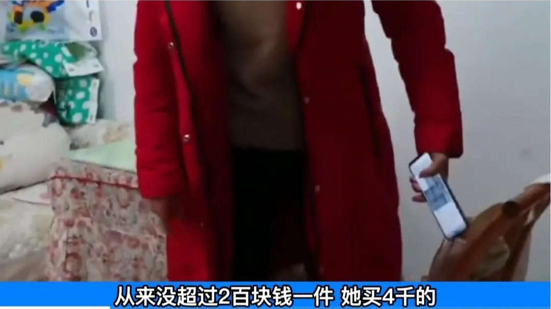 亲生母亲谎称儿子不给赡养费,竟上街挂牌骂街,除非给100万否则没完!