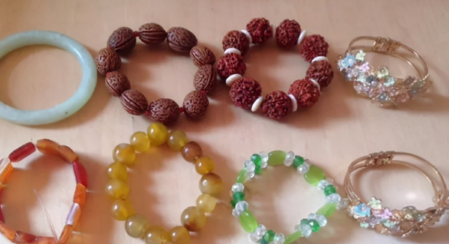 翡翠手镯|必须要佩戴两只翡翠手镯吗？戴手镯也有讲究，不要听信无稽之谈