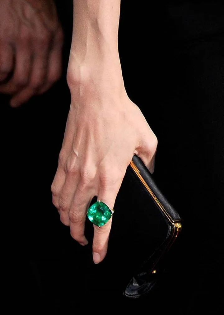 「京东老板娘」章泽天现身巴黎,打扮略显寒酸,这是怎么了…