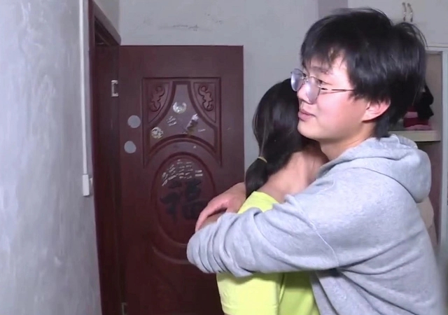 母亲改嫁不给地址,16岁少年寻找多年终如愿,却惨被拉黑微信和电话