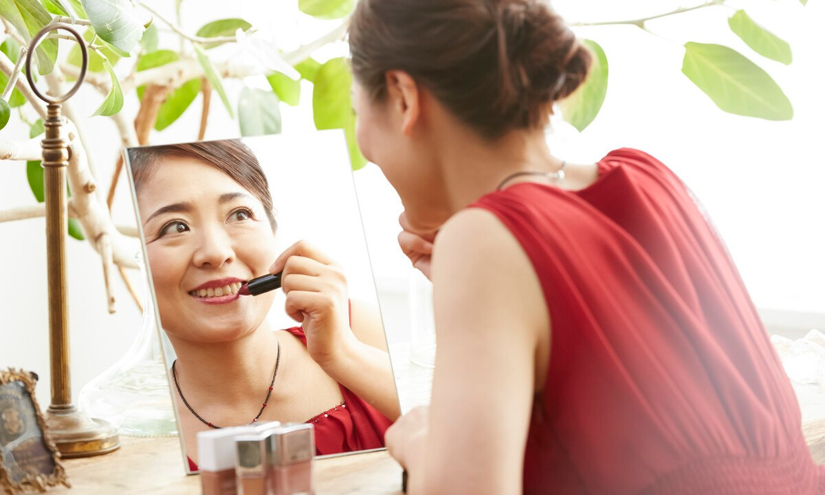 化妆 50+岁的女人,过年化妆“删繁就简”,画好这3个地方,简单又漂亮。