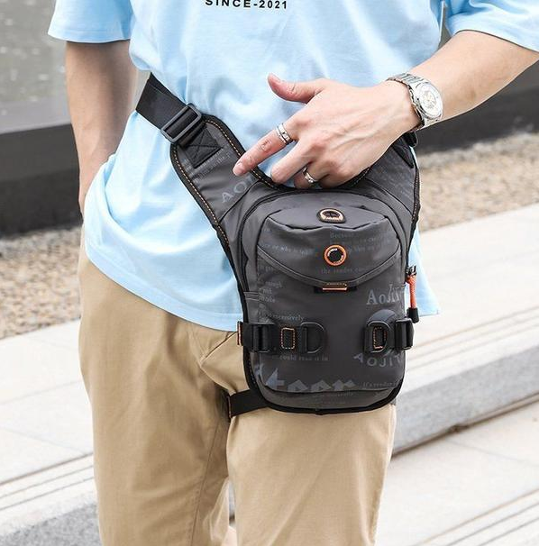 有一种包叫:“散步包”,中老年人出门手机不用塞裤兜,利落方便