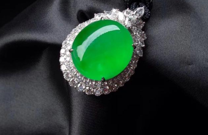 翡翠|翡翠封底大有讲究，开窗网格一览无余，全封为隐藏瑕疵