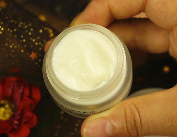 眼霜 眼霜越贵就越好用？不一定！这5种“平民眼霜”，个个也有真本事