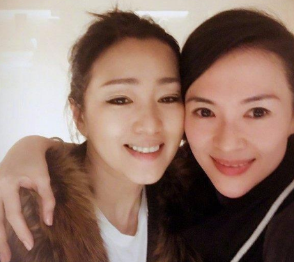 章子怡|巩皇和国际章同台比肩，这对姐妹花笑你看傻了！