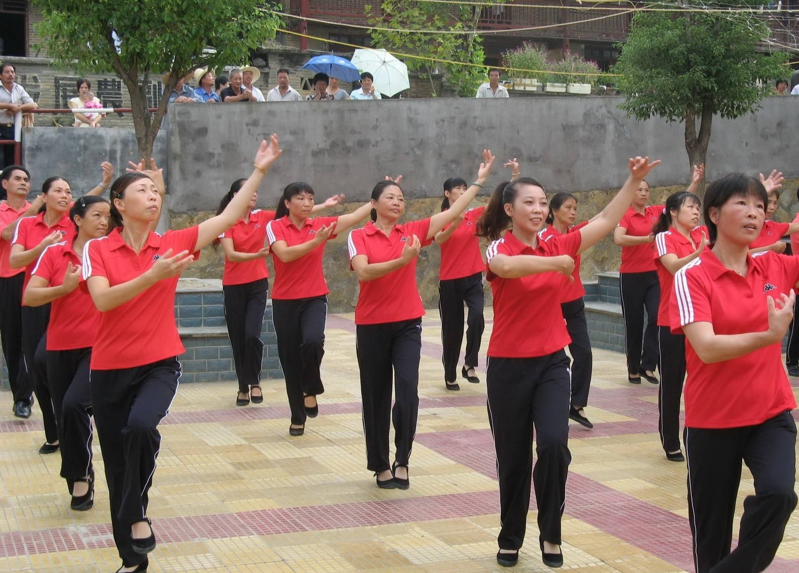 护肤品 女人想要皮肤好，不用买太贵的护肤品，日常坚持这几个习惯就好