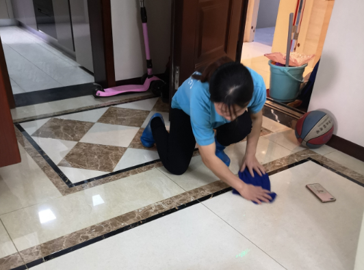 擦拭地板的时候,竟然有这么多小妙招?我看谁还傻乎乎的不知道!