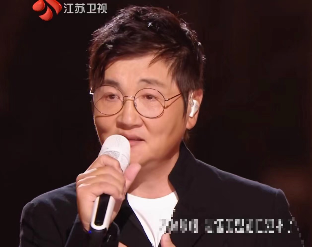 张韶涵|江苏跨年雷点多!谭维维造型臃肿,张韶涵颈纹明显,孙楠疲惫显老