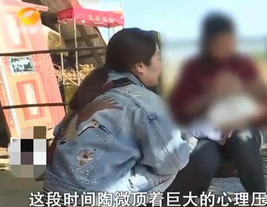 女子醉酒怀孕找老实男接盘,生下孩子后拿走彩礼消失,引邻居围攻