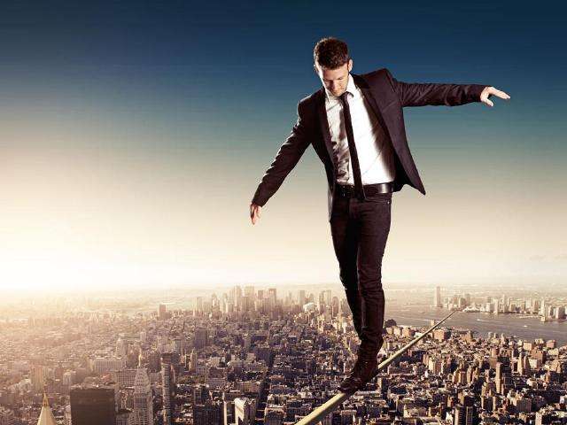 |职场人问:领导在背后捅你刀子,会影响领导对你的价值评估