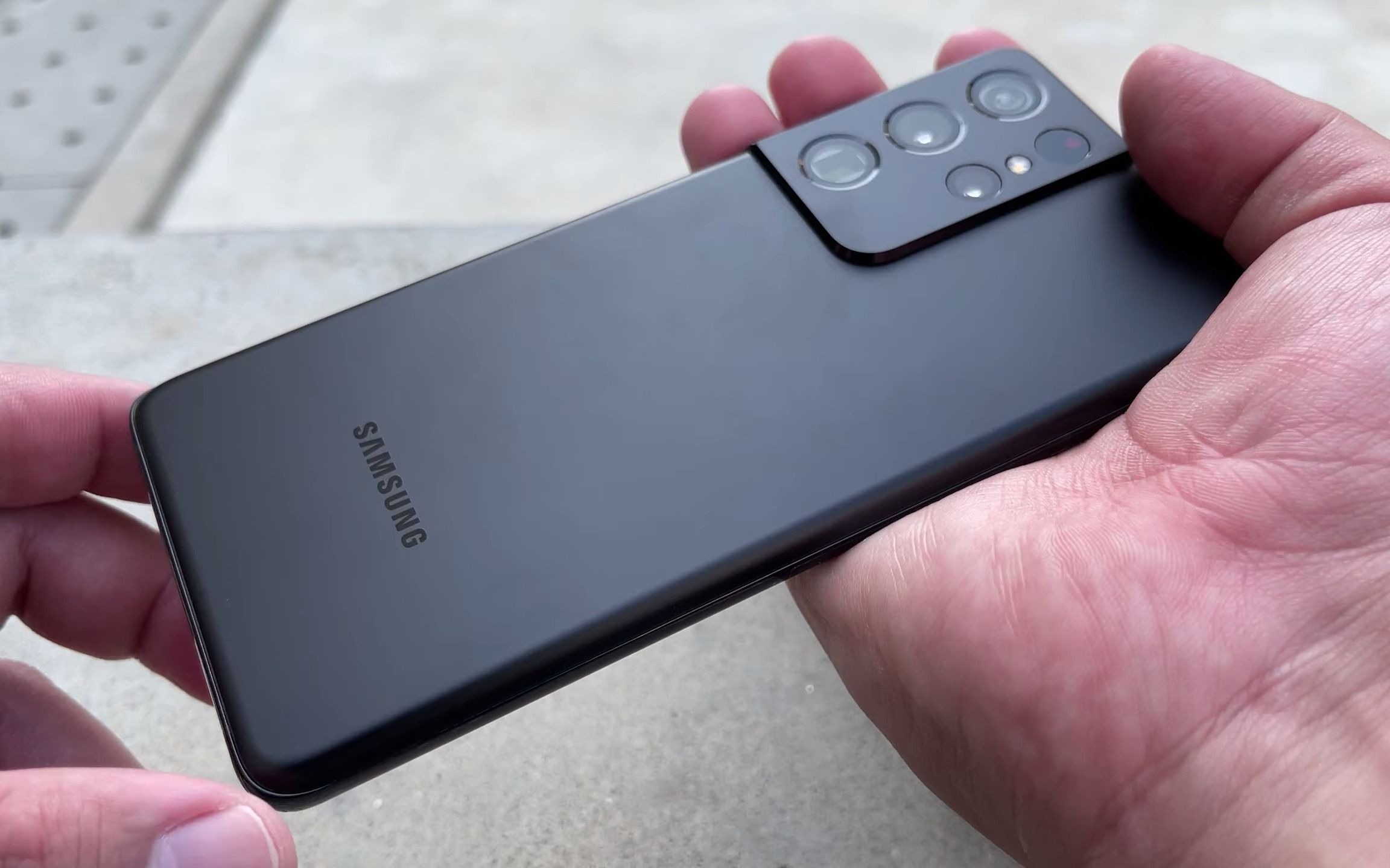 三星 GalaxyS23Ultra很有魄力,拥有2亿像素的主摄像头和骁龙8Gen2的超强 GPU