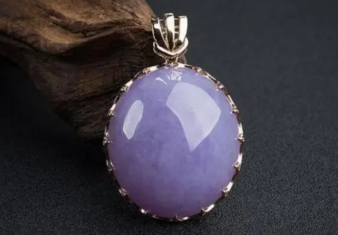 翡翠|对于翡翠首饰来说，它的种色和形状影响都很大，一定要都重视