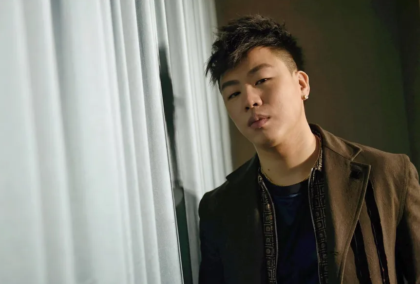 胡彦斌|胡彦斌，8岁赚够千万巨款，还和首富谈生意