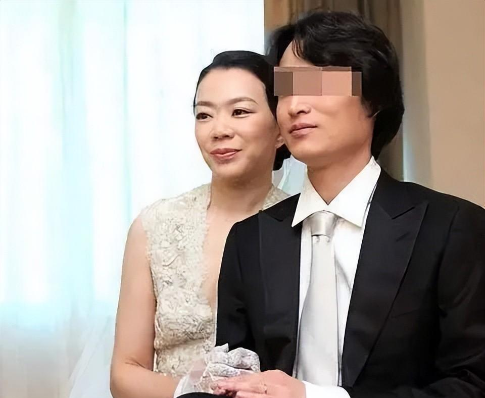 殴打乘务长、逼停飞机,“恶魔千金”赵显娥,凭什么这么嚣张