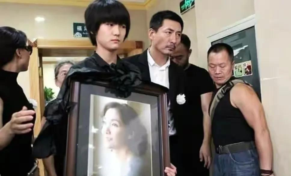 张子健|张子健：带着女儿重组家庭，娶清华才女，前妻成了自己一生的痛