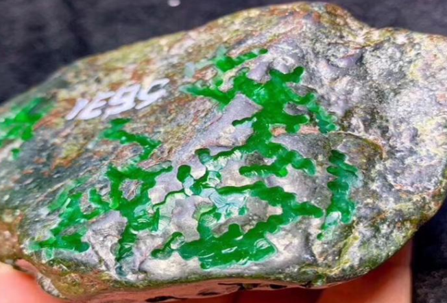 雕刻|翡翠原石的小知识：擦、磨、切分别说的是啥？不清楚的快进来看！