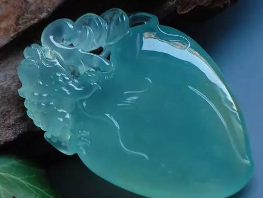 |可以把玩翡翠饰品吗？可以盘但不要过度，否则会伤害表面光滑程度