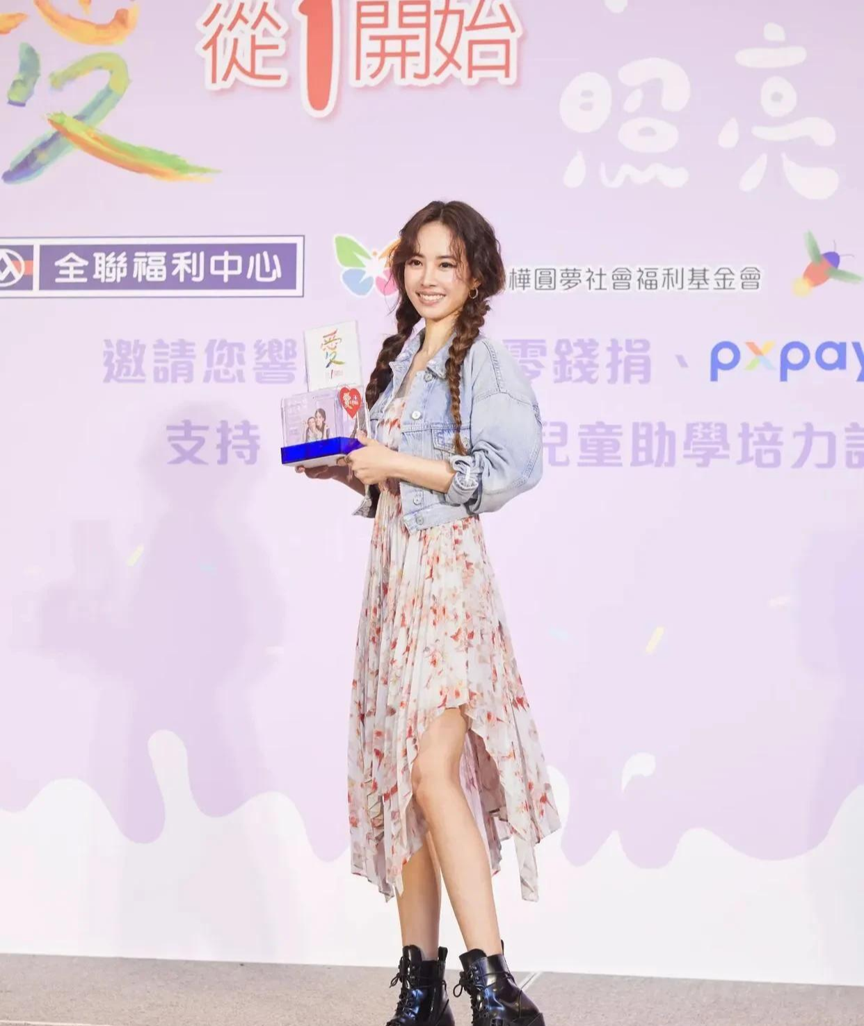 摩羯座 不老女神蔡依林身穿牛仔衬衫搭配碎花长裙,扎双马尾编发清新减龄。