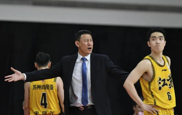 李楠|李楠看中辽篮后卫，王加冕或顶替史鸿飞