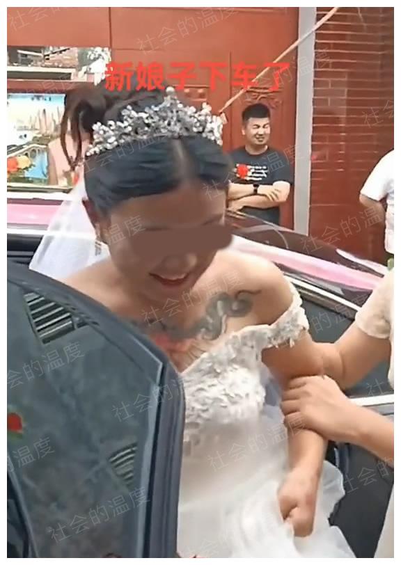5旬新娘胸口纹着两条蛇,新郎脸色很复杂,网友:大姐退出江湖了