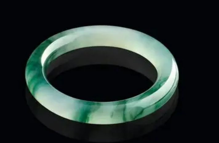 翡翠手镯|戴翡翠手镯不要大意,避免让它遭到碰撞,要好好的呵护它