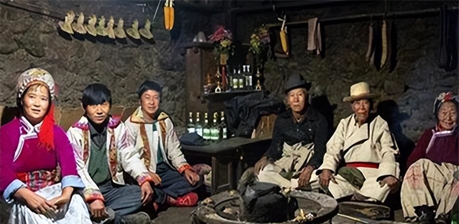 |在川滇交界处有一个古老的村庄，在那里，家家户户相互联系，隔绝了300多年
