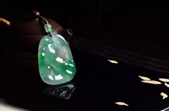 翡翠|翡翠的优势很多，但是和年轻人有代沟，所以要进行创新