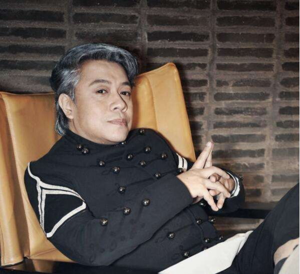 蔡康永|蔡康永，60岁发福显老态，相伴22年男朋友照片，身材魁梧很帅气