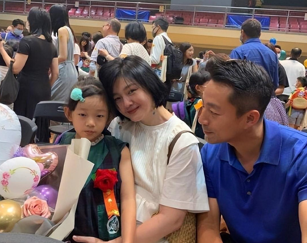 大S|同学家长，曝大S不管孩子，处境十分可怜，小玥儿下雨天路边大哭