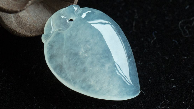 翡翠|选购翡翠毛货也分人群，表面程度太过模糊，不太建议新手小白