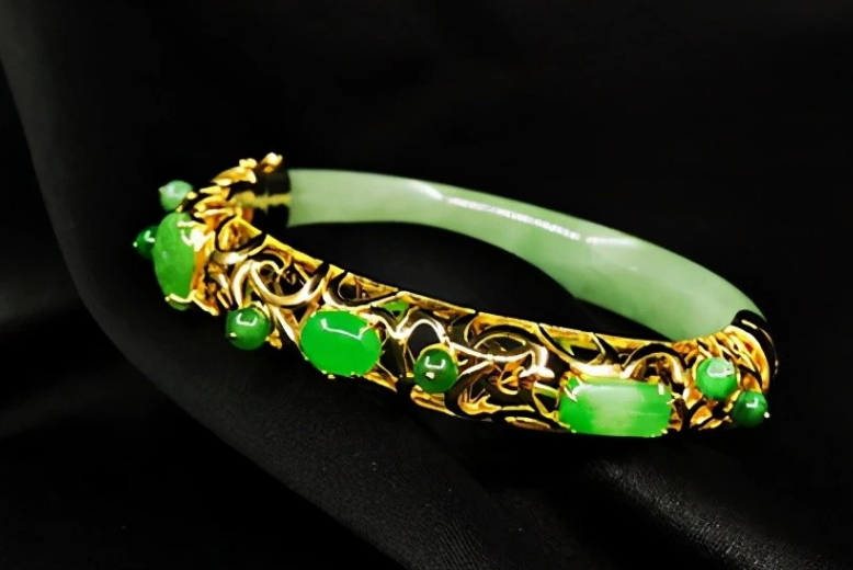 翡翠手镯|翡翠手镯怎样保养？高货应该细心养护，变种之后后悔也来不及