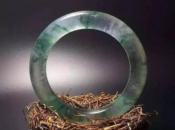 翡翠|翡翠饰品不仅要料子好,还要有精湛的雕工,以及个性的题材