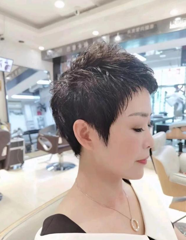 发型 烫烫染染，羊毛卷造型烫挂耳染全都有，喜欢请收藏