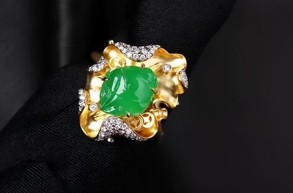 翡翠|那些镶嵌款的翡翠首饰,之所以选用K金,是因为它的优势多