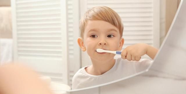 暴饮暴食|牙科医生建议：牙膏这么多就够了，刷完牙不要漱口！