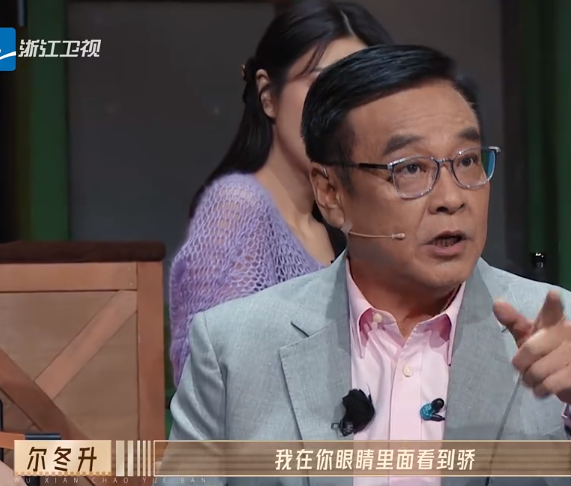 尔冬升|某人气演员因骄气再引争议，惠英红好言相劝，尔冬升：我要打击一下你