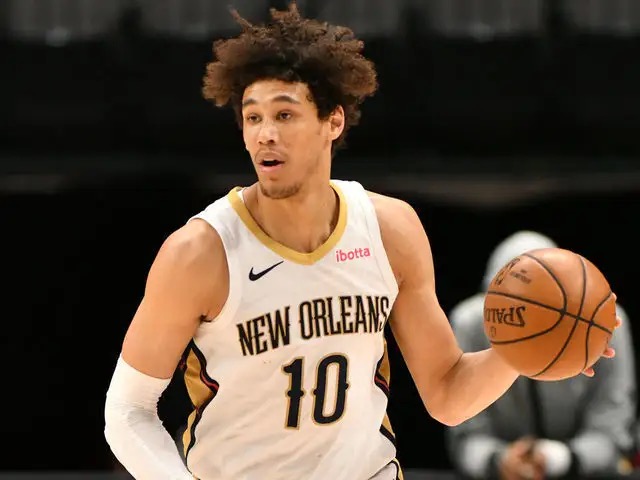 海耶斯|没实力！还被评为史级中锋，他在NBA摸爬打滚11年