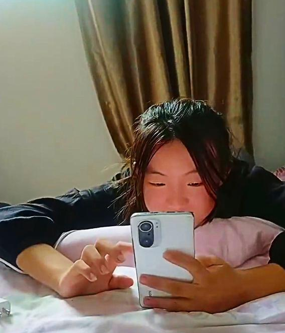 云南14岁侄女孤身一人来浙江投奔姑妈,行李箱打开姑妈崩溃了:心太疼了