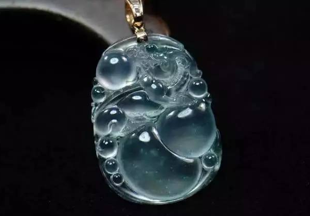 翡翠|翡翠为什么受到收藏市场的追捧？精神层面的追求，翡翠的收藏价值