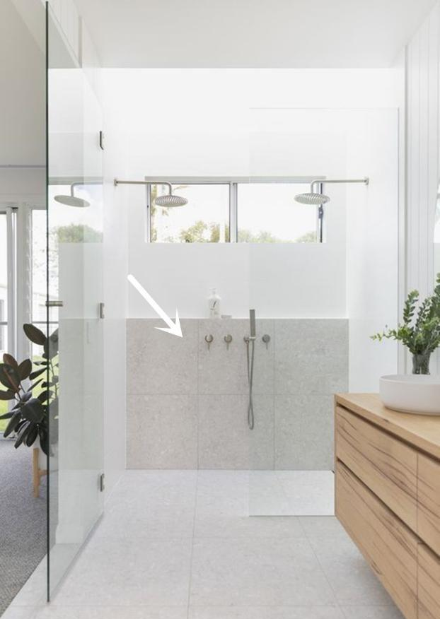 卫生间再缺收纳,也没必要装置物架,还不如多砌半堵薄墙好用