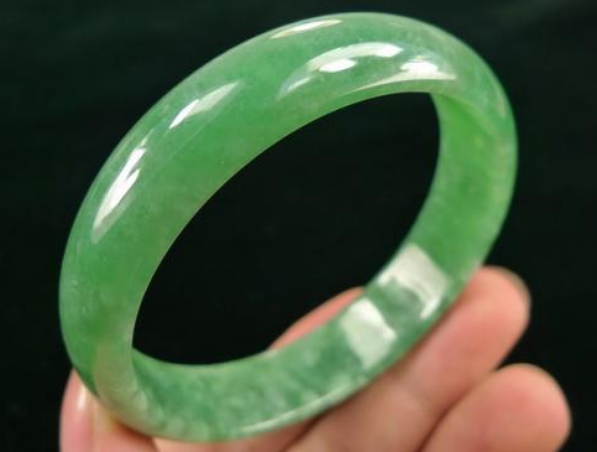 翡翠手镯|翡翠手镯的样式特别多，对于翡翠手镯的挑选，成了一个很大的难题