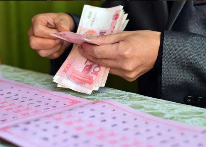 山东小伙到江苏参加婚宴，随礼1000，收到伴手礼后感叹：江苏人真的壕