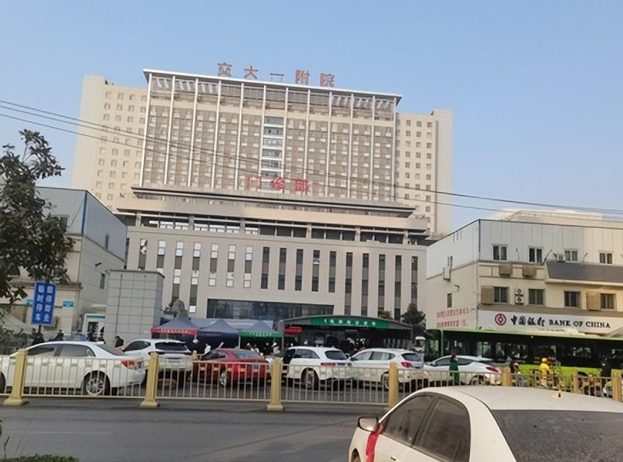 西安一女子到西安交大一附院看牙，1.2万元交医院，3.65万给医生，患者投诉后医生退了钱