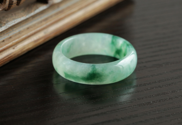 翡翠手镯|是买翡翠手镯更有价值,还是买挂件性价比更高,还要看自己的预算