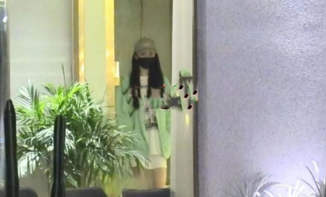 杨幂|杨幂郭晓婷现身3人横店聚餐,与张大大情侣穿搭,大秀美腿吸眼球