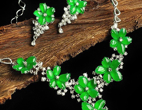 翡翠|工匠们可真会想，竟然把牛雕刻在翡翠身上，你见过这样的饰品吗？