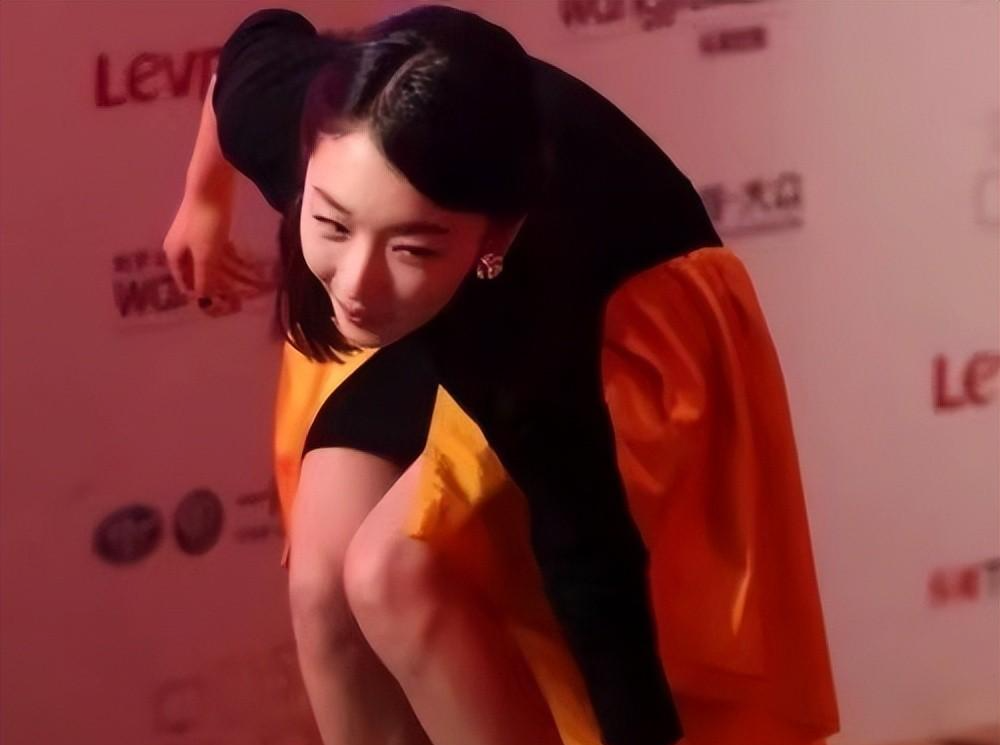 假摔|假摔，衣服滑落，红毯钉子户：明星走红毯尴尬瞬间，既搞笑又心酸